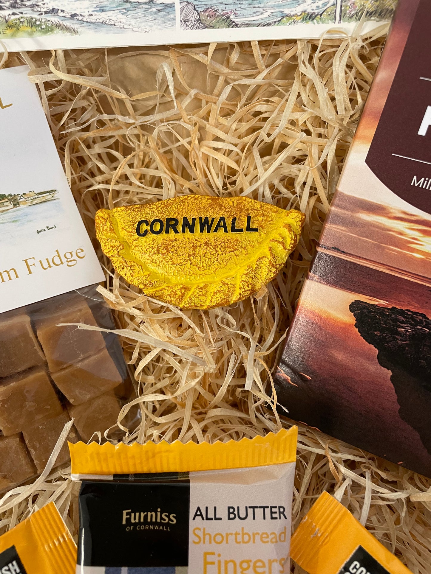 Clotted cream Fudge lovers’ dream come true with a chocolatey surprise! Gift box, choose a Cornish fridge magnet